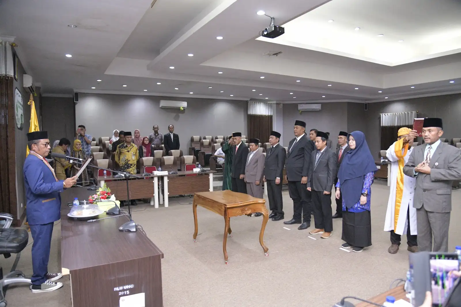 Pelantikan sembilan pejabat non struktural Universitas Halu Oleo termasuk almarhum La Ode Abdul Natsir, di Ruang Rapat Senat Lantai 4 UHO, Kamis (21/12/2023) lalu. Foto: Ist.