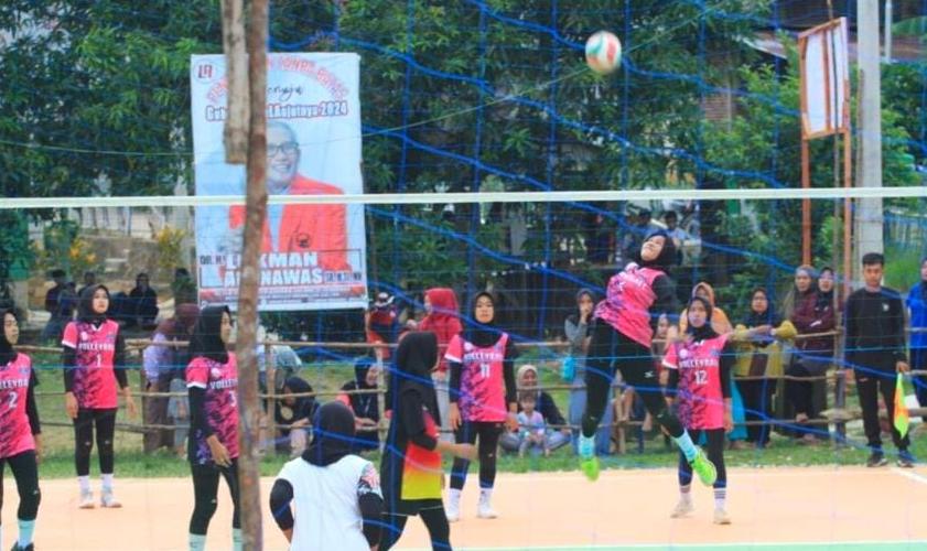 Momen pertanidangan bola voli yangvdiselenggarakan Lukman Abunawas (LA) Center. Foto: Ist.