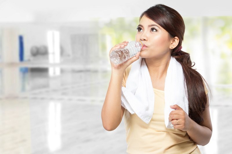 Penting untuk minum air yang cukup setiap hari, dan kebutuhan air dapat bervariasi tergantung pada faktor-faktor seperti usia, berat badan, tingkat aktivitas fisik, dan kondisi kesehatan. Foto: Aladokter.com