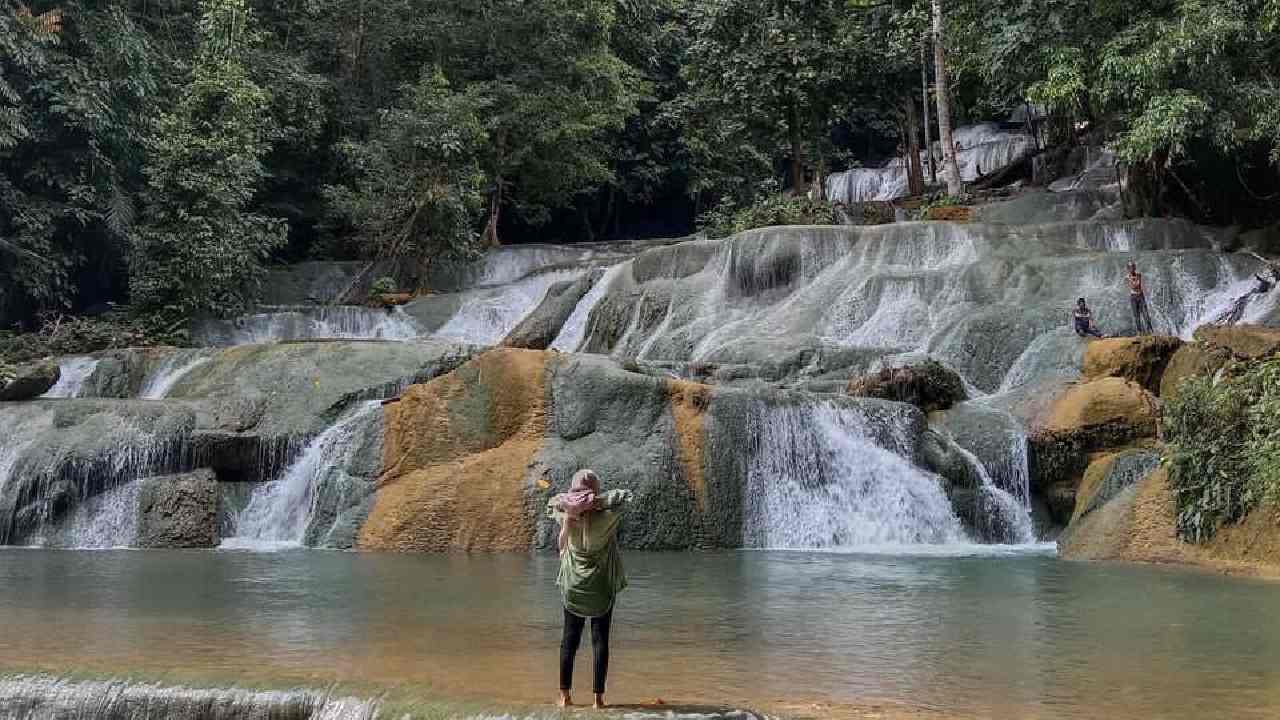 Keindahan air terjun Moramo bisa jadi salah satu tempat wisata rekomendasi pada tahun baru. Foto: Ist.
