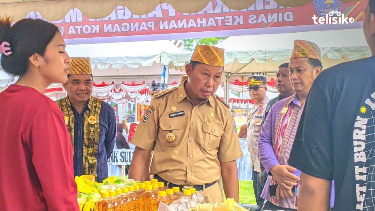 Pj Wali Kota Kendari, Asmawa Tosepu memantau stabilitas harga di pasar murah, Selasa (12/12/2023). Foto: Rosmawati/Telisik