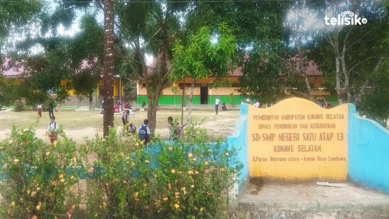 Gedung SD-SMP Negeri Satu Atap 13 Konawe Selatan yang minim fasilitas. Foto: Evy Septiana Warsito/Telisik