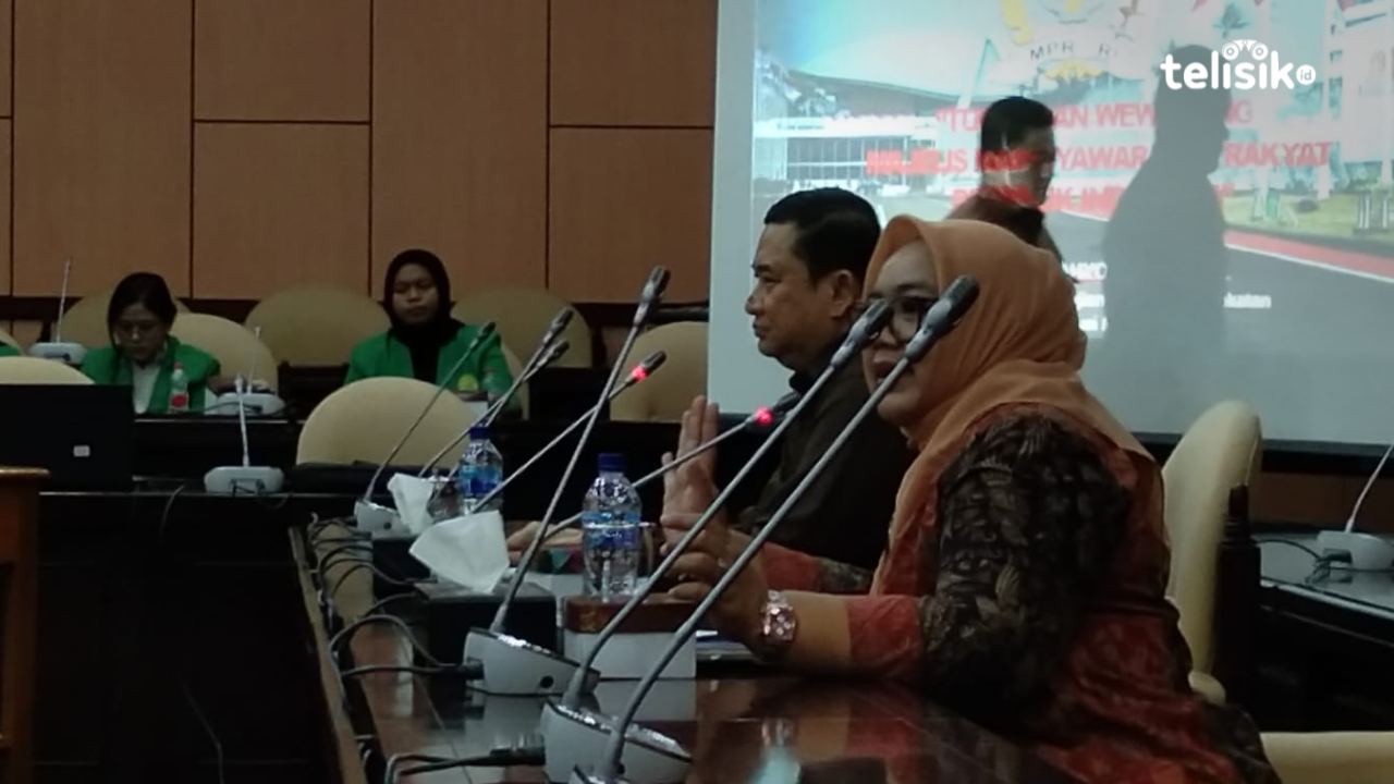Deputi Bidang Pengkajian dan Pemasyarakatan Konstitusi Setjen MPR RI, Hentoro Cahyono (dua dari kanan), dan Dosen Fikom UIC Jakarta, memberikan materi kebangsaan di Gedung MPR RI, Selasa (12/12/2023). Foto: Mustaqim/Telisik