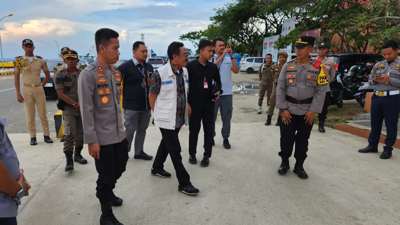 Pj Bupati Bombana dan Kapolres Bombana mengecek Pos Nataru di Kecamatan Rumbia. Foto: Ist.