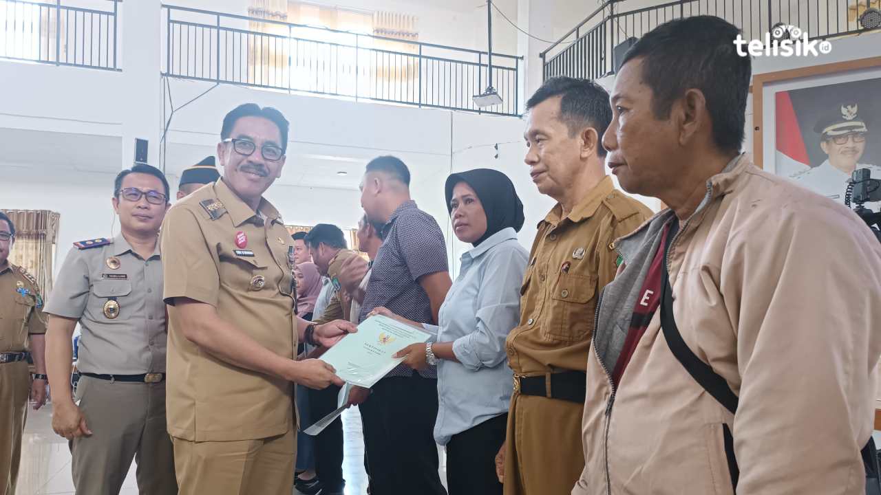 Pemberian sertipikat tanah oleh Pj Bupati Bombana di aula kantor bupati. Foto: Melsandy Wauda/Telisik