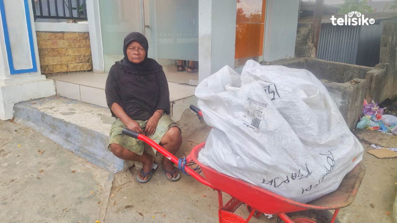 Seorang wanita bernama Samsia setiap paginya menyasari tempat-tempat pembuangan sampah. Foto: Erni Yanti/Telisik