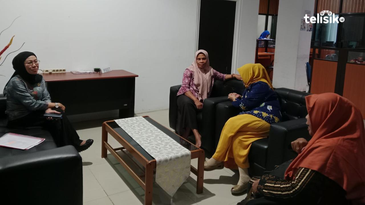 Ida, orang tua Mar'atun Sholiha (hijab orange) saat bertemu di ruangan Biro Kesra Sulawesi Tenggara dan bertemu Nurhayati (hijab hitam) saat menanyakan alasan ditolaknya berkas beasiswa Sultra Cerdas milik anaknya gegara KTP. Foto: Nur Khumairah/Telisik