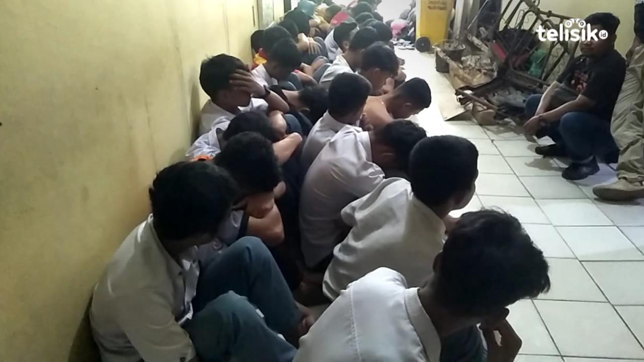 Para siswa yang berhasil diamankan oleh Polresta Kendari yang diduga hendak tawuran beserta barang bukti sebilah pisau. Foto: Thamrin Dalby/Telisik