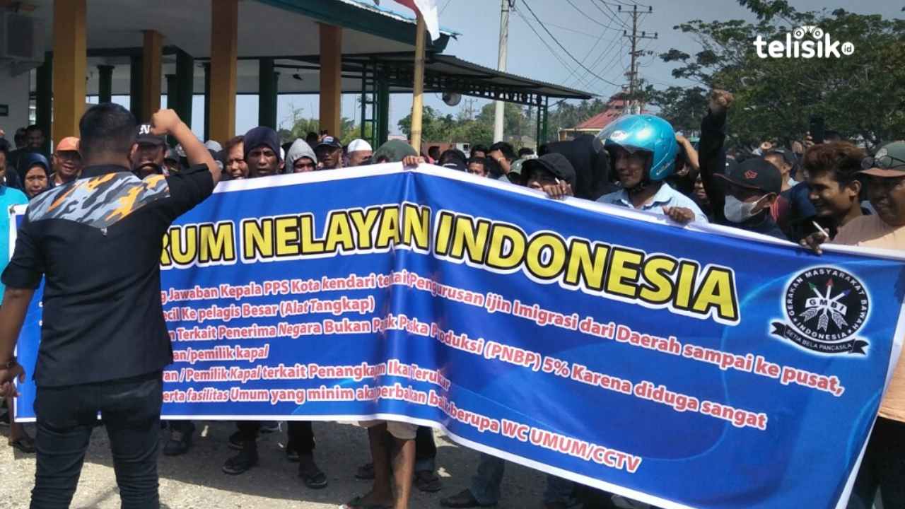 Ratusan nelayan berdemonstrasi dan mendatangi  kantor PPS Kendari dan diterima langsung oleh Kepala PPS, Syahril Abd Rauf. Foto: Thamrin Dalby/Telisik