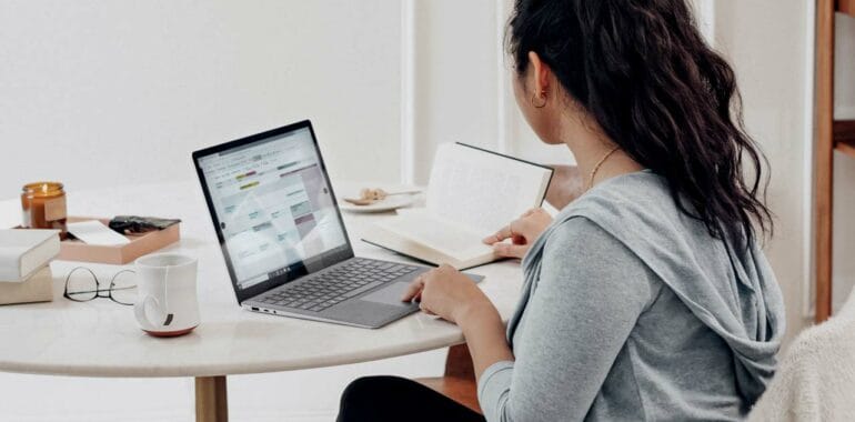 Perkembangan teknologi saat ini membuat pelajar membutuhkan laptop untuk menunjang proses belajar dan mengerjakan tugas sekolah. Foto: urbandigital.com