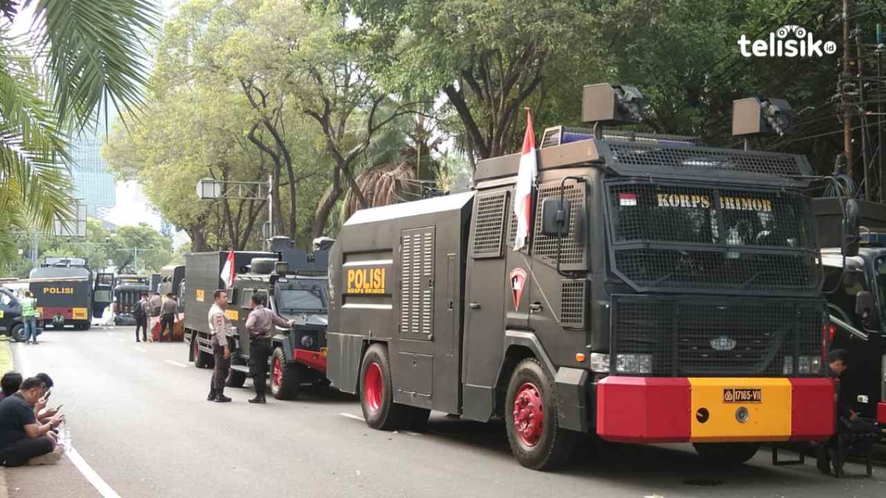 Kendaraan taktis milik kepolisian disiagakan di Jalan Imam Bonjol, Jakarta Pusat, untuk mengamankan jalannya Debat perdana capres di kantor KPU RI, Selasa (12/12/2023). Foto: Mustaqim/Telisik