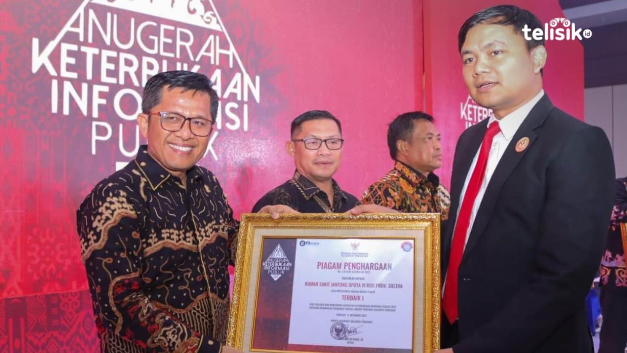 RS Jantung saat menerima penghargaan dari Komisi Informasi Sulawesi Tenggara. Foto: Ahmad Badaruddin/Telisik
