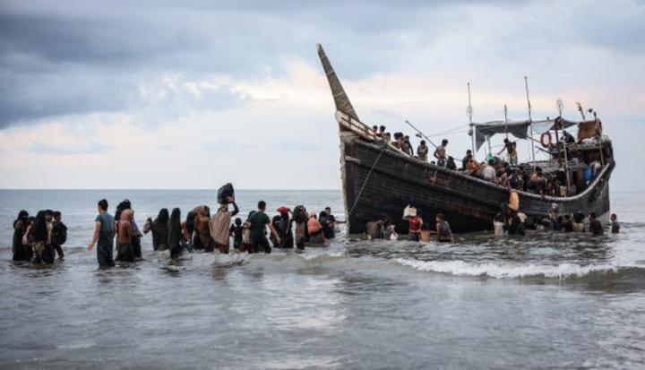 Salah satu alasan pengungsi rohingya ditolak keras di Aceh adalah karena pengungsi tersebut kedapatan membuang bantuan makanan yang diberikan warga setempat. Foto: Benarnews.com