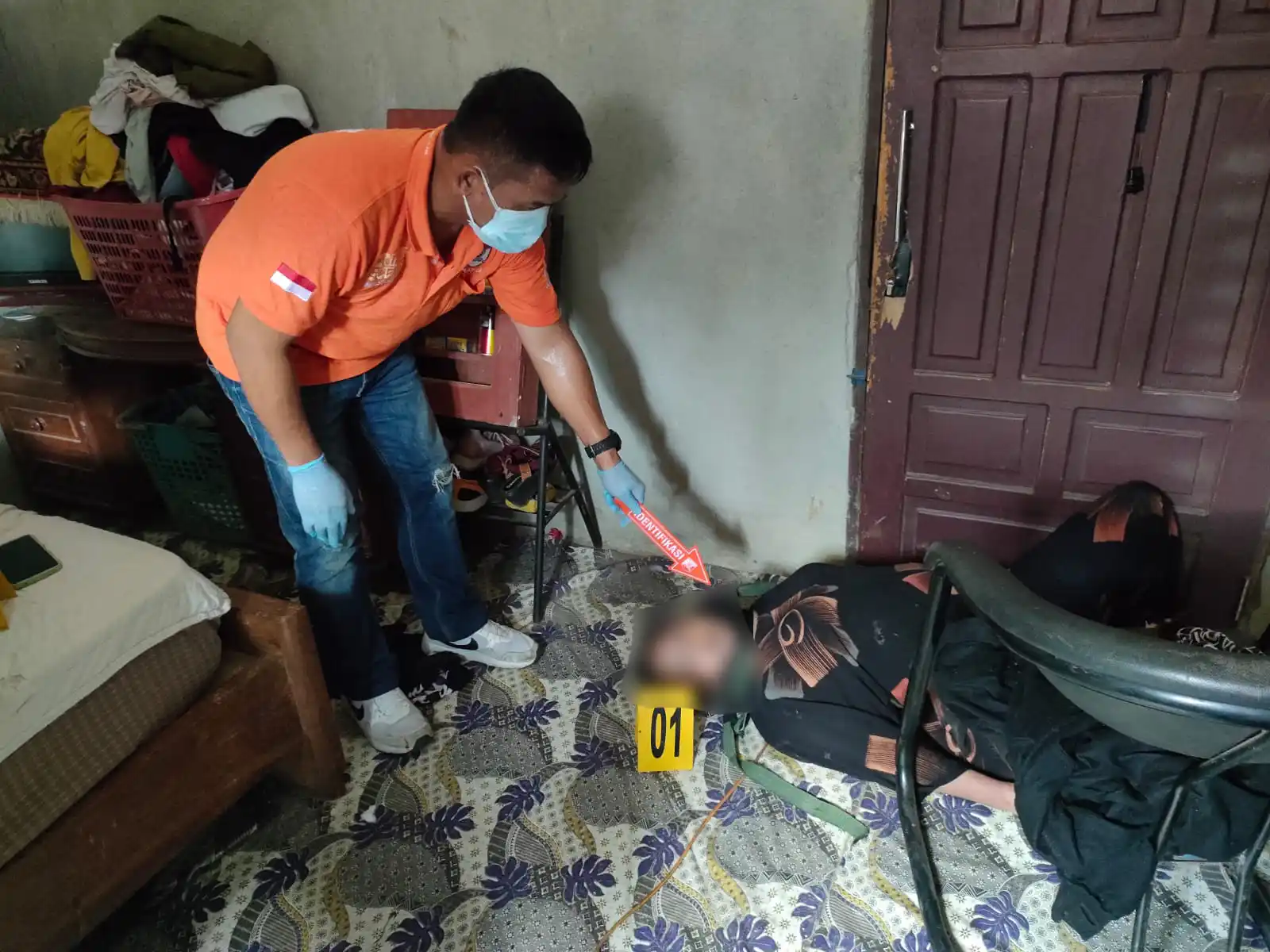 Polres Kolaka Timur saat olah TKP penemuan mayat seorang wanita gantung diri. Foto: Ist.