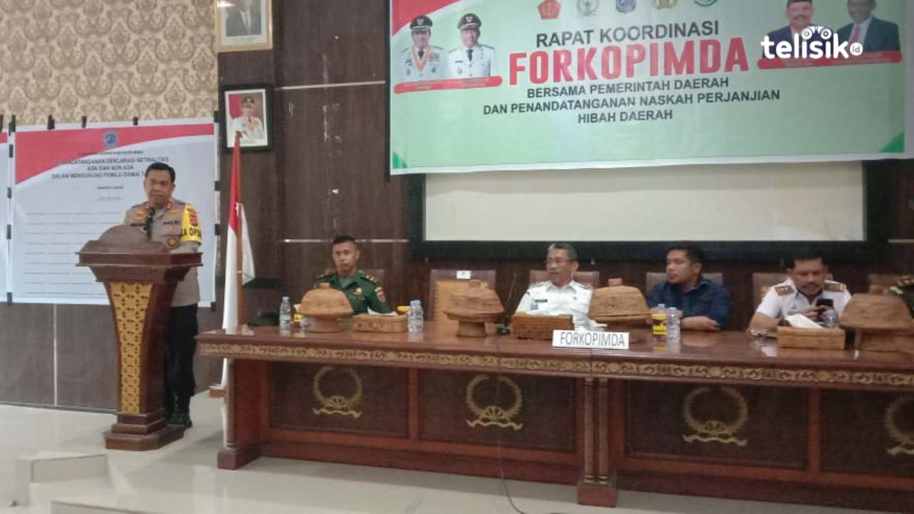 Kapolres Muna, AKBP Mulkaifin saat pendatanganan netralitas bersama pemda setempat. Foto: Sunaryo/Telisik