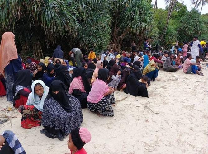 Pengungsi Rohingya saat berada di pantai Desa Ie Meulee, Kecamatan Sukajaya, Kota Sabang, Provinsi Aceh, Sabtu (2/12/2023). Foto: Kompas.id