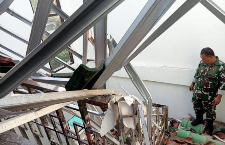 Petugas Babinsa TNI sedang memeriksa atap bangunan kantor KUA roboh akibat gempa Pangandaran di Kecamatan Cipatujah, Kabupaten Tasikmalaya, Jawa Barat. Foto: Kompas.com
