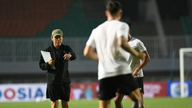 Pelatih Timnas Indonesia, Shin Tae-yong pimpin latihan. Ia juga tengah melirik sejumlah pemain muda untuk gabung di Timnas Indonesia. Foto: ANTARA FOTO