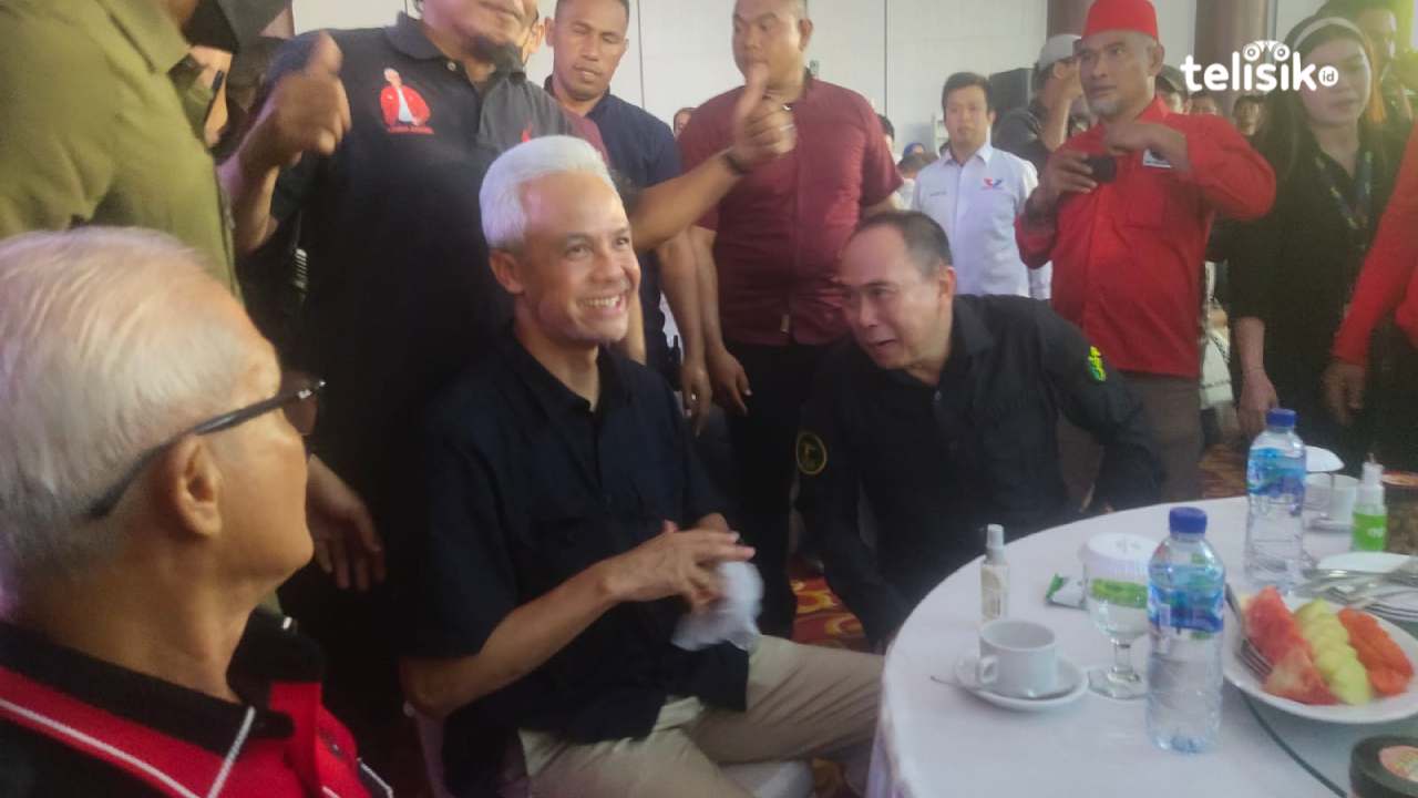 Capres Ganjar Pranowo sapa simpatisan di Kota Kendari. Foto: Erni Yanti/Telisik