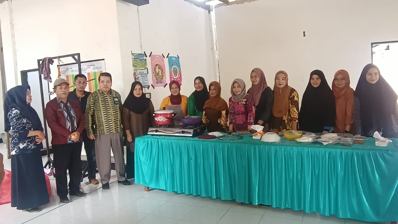 Kepala BKKBN Sulawesi Tenggara, Asmar, saat memberikan arahan kepada masyarakat dalam mencegah terjadinya stunting. Foto: Ist.