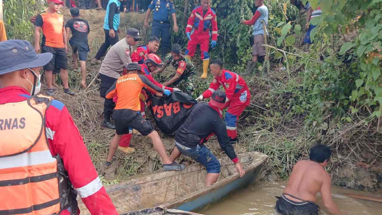 Seorang wanita yang diterkam buaya di sungai Laeya, Kabupaten Konawe Selatan ditemukan meninggal dan telah dibawa ke rumah duka. Foto: Ist.