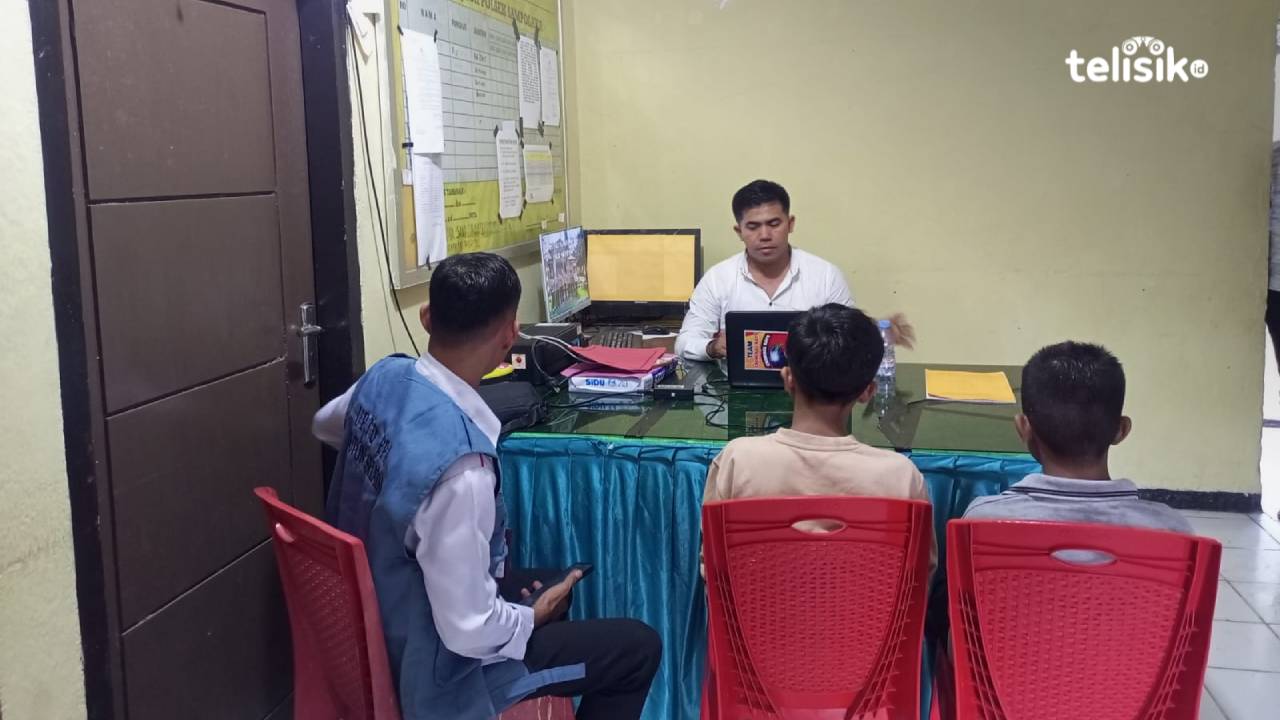 Dua siswa SMP korban pencabulan SL (14) dan SB (16) oleh oknum guru ketika menjalani pemeriksaan di Polsek Sampolawa didampingi oleh PPA Buton Selatan. Foto: Ali Iskandar Majid/Telisik