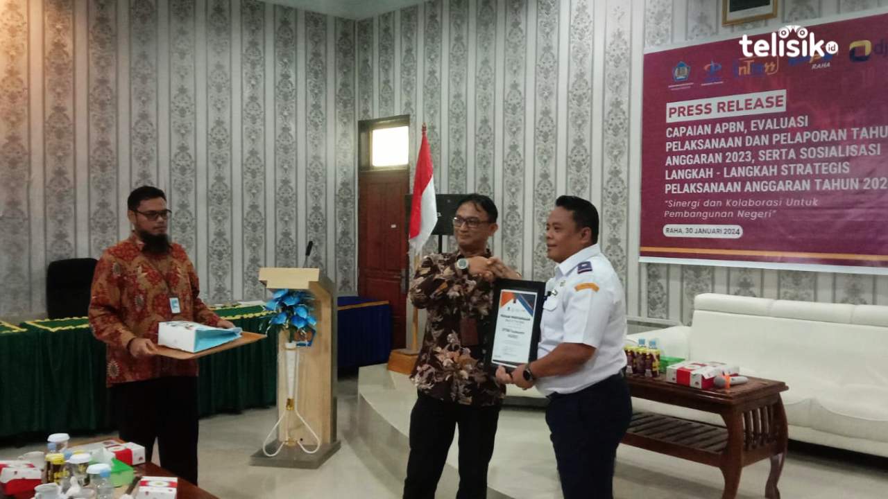 Kepala KPPN Tipe A2 Raha, Agustian Hendra Andriwardhana menyerahkan penghanrgaan pada Kepala UPBU Sugimanuru, M. Khusnuddin. Foto: Sunaryo/Telisik