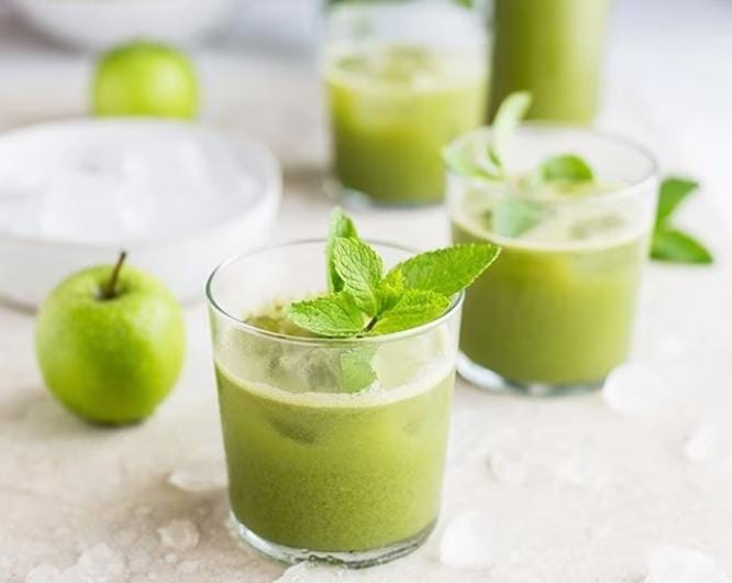 Rekomendasi minuman detox untuk tubuh selanjutnya adalah jus apel dan mint. Foto: Shopee.co.id