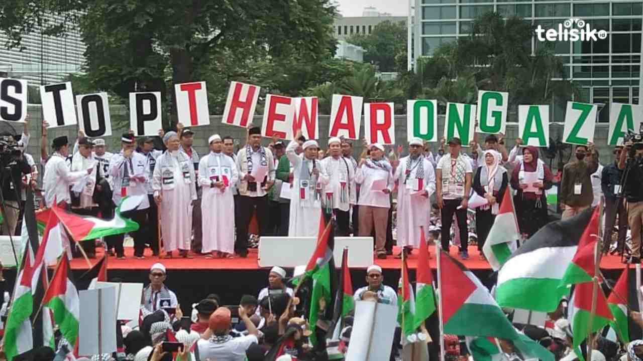 Ribuan massa berdemonstrasi di depan Kedutaan Besar Amerika Serikat di Jakarta untuk mendesak kemerdekaan Palestina, Sabtu (13/1/2024). Foto: Mustaqim/Telisik