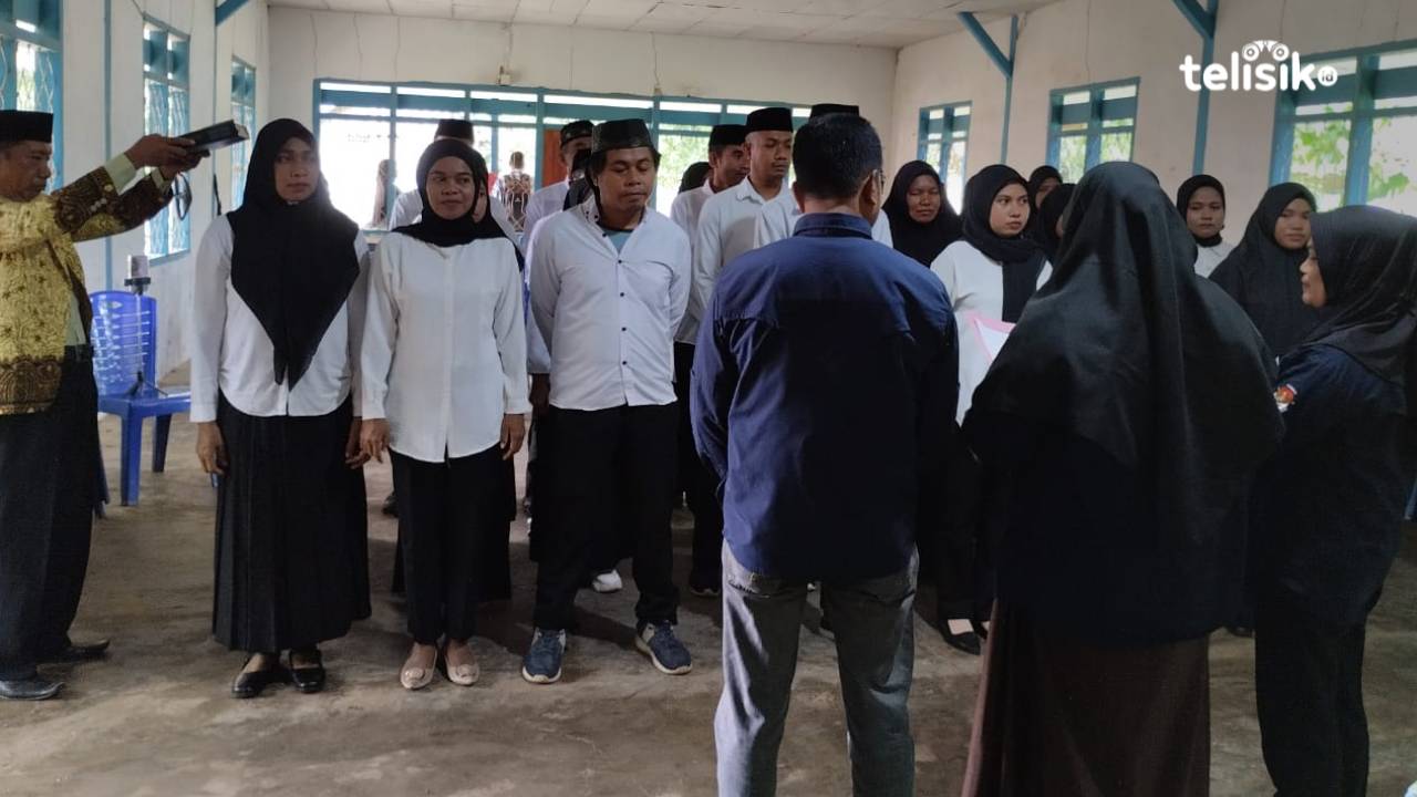 Pelantikan anggota KPPS Kelurahan Wamelai yang menjadi salah satu lokus monitoring KPU RI via zoom. Foto: Putri Wulandari/Telisik