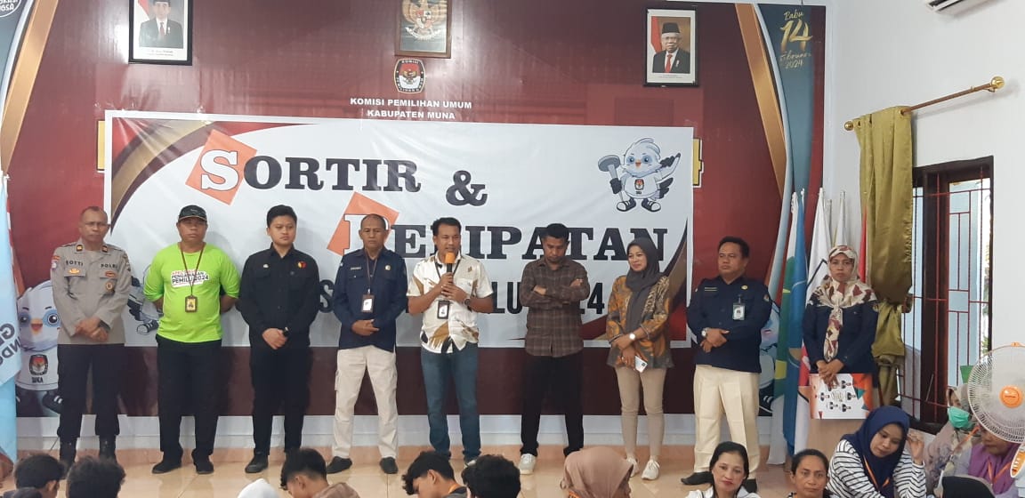 Ketua KPU Muna, LM Aksar Adi Jaya bersama Bawaslu menyaksikan penyortiran dan pelipatan surat suara Pemilu. Foto: Ist.