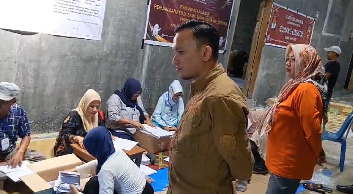 Suasana pelipatan surat suara di gudang logistik pemilu, diawasi langsung Ketua KPU Buton Selatan. Foto: Ist.