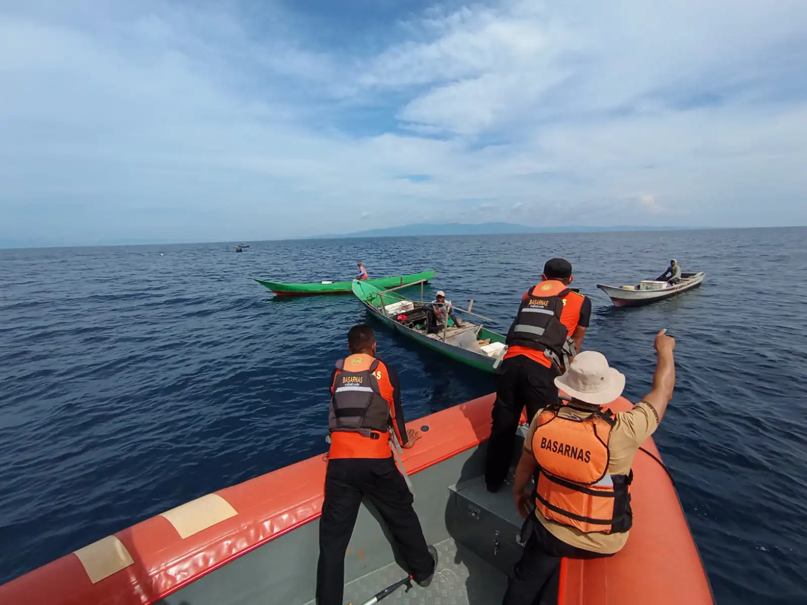 Tim Basarnas melakukan pencarian terhadap korban dengan menggunakan perahu karet. Foto: Ist.