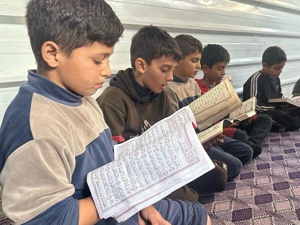 Anak- anak Gaza yang mengisi waktu luang untuk mengikuti kelas dengan mempelajari dan menghafal Alquran. Foto: AFP