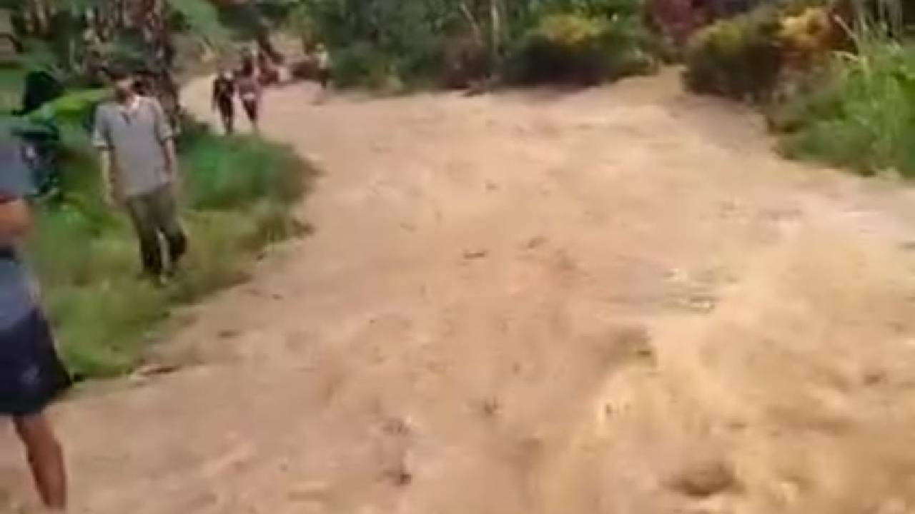 Jalan di Desa Larui, Kecamatan Porehu, Kolaka Utara, nyaris berubah menjadi sungai. Foto: Tangkapan layar video