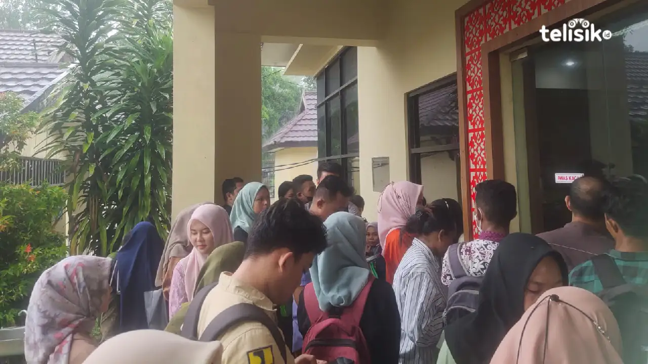 Ratusan PPPK yang telah dinyatakan lulus sedang mengurus berkas SKCK di Polda Sulawesi Tenggara. Foto: Erni Yanti/Telisik