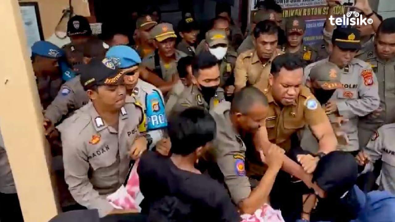 Salah satu staf Dinas Pendidikan Kabupaten Buton Selatan marah saat dilempari air mineral oleh massa aksi sehingga terjadi saling dorong. Foto: Elfinasari/Telisik