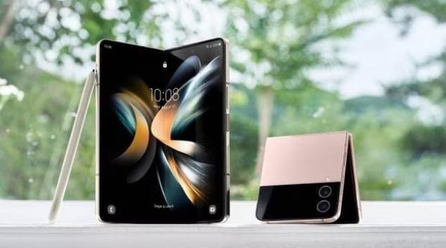 Samsung Galaxy Z Flip 4 merupakan perangkat lipat generasi keempat Samsung yang menghadirkan kualitas spesifikasi mirip iPhone 14 mini. Foto: Kumparan.com