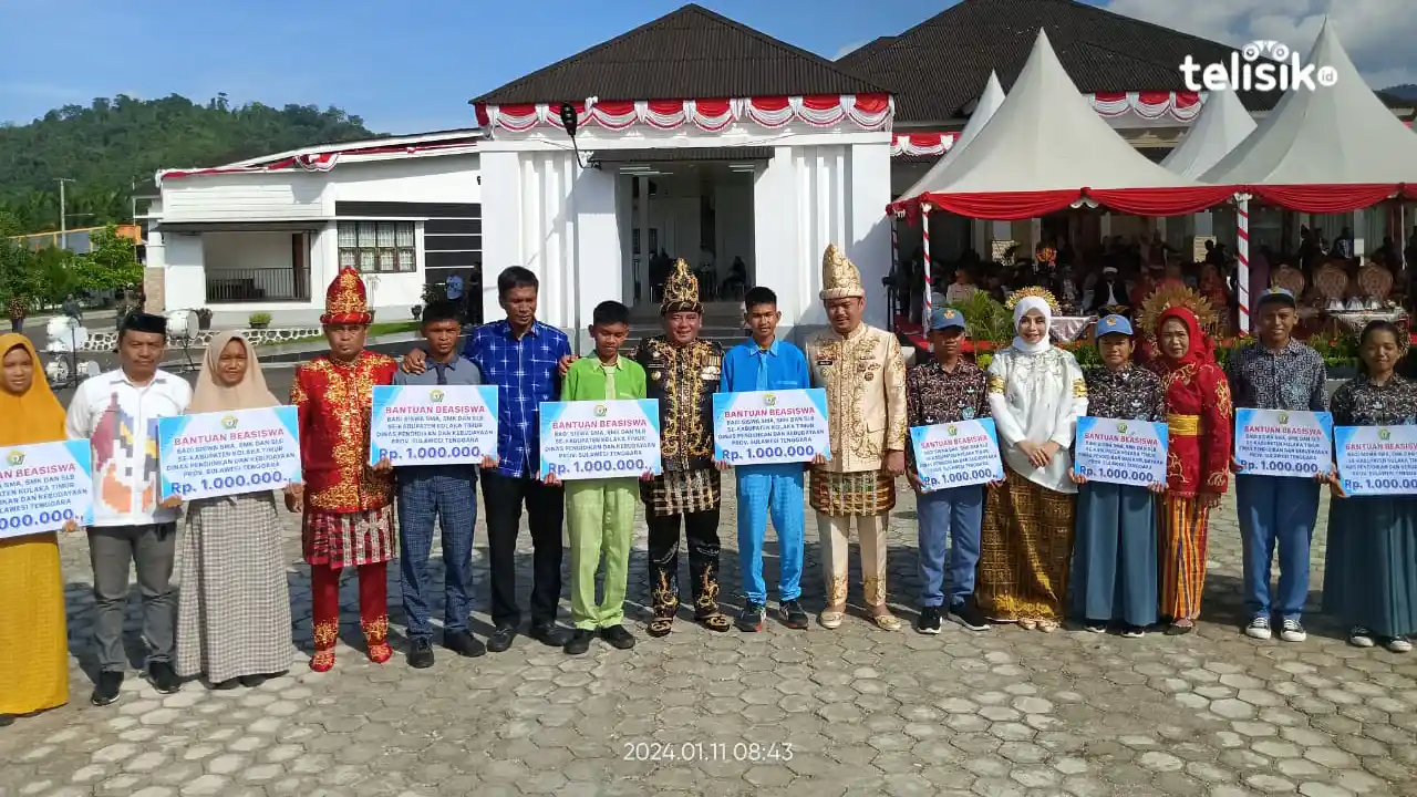 Pj Gubernur Sulawesi Tenggara, bersama Kadis Dikbud dan Bupati Kolaka Timur, foto bersama para siswa penerima bantuan. Foto: Sigit Purnomo/Telisik