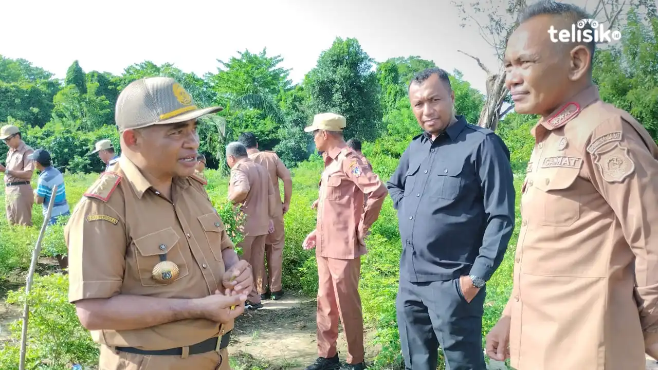 Plt Kepala Dinas Kelautan dan Perikanan (kiri) bersama Camat Tikep, berkoordinasi terkait alat tangkap jenis perre-perre. Foto: Putri Wulandari/Telisik