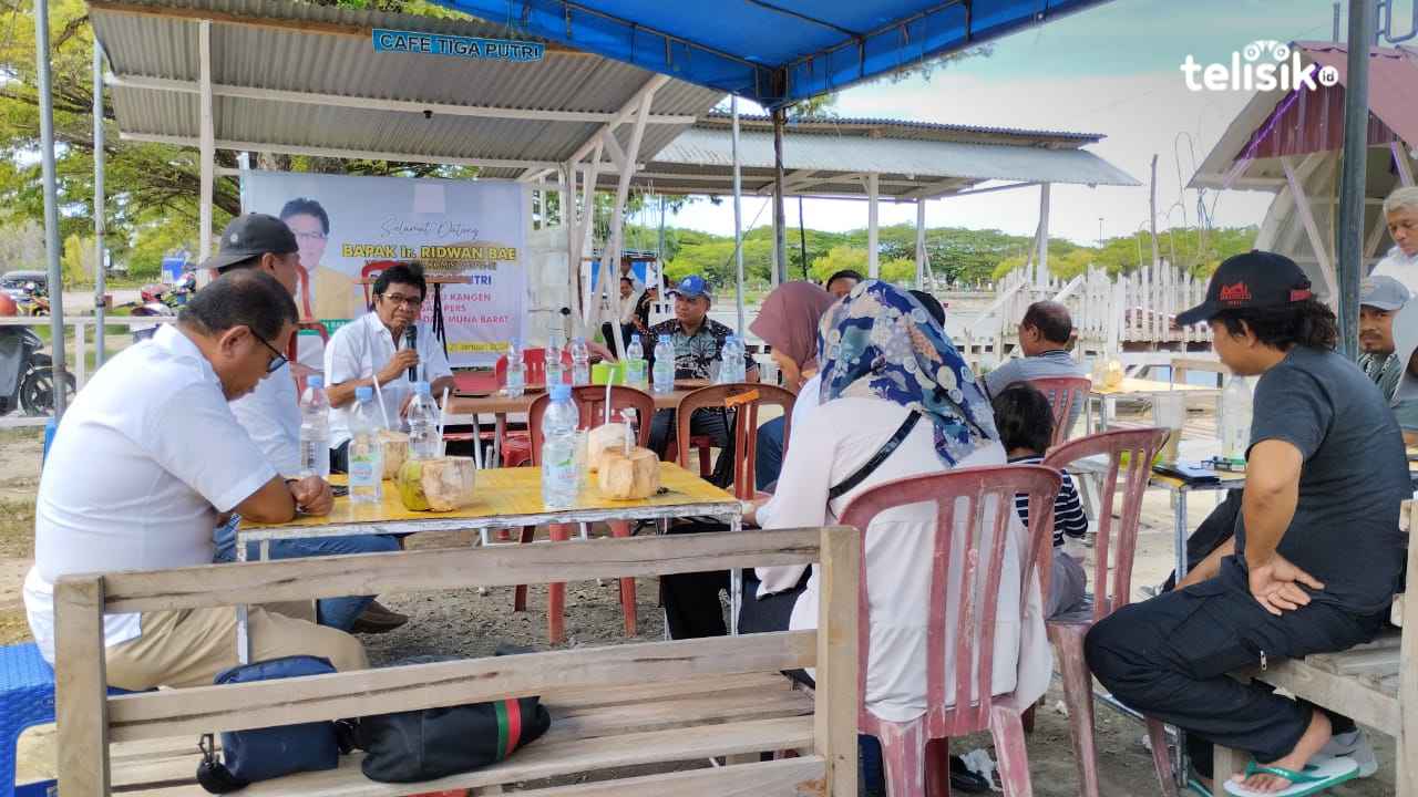 Temu kangen antara pers Muna dan Muna Barat bersama Ridwan Bae. Foto: Putri Wulandari/Telisik