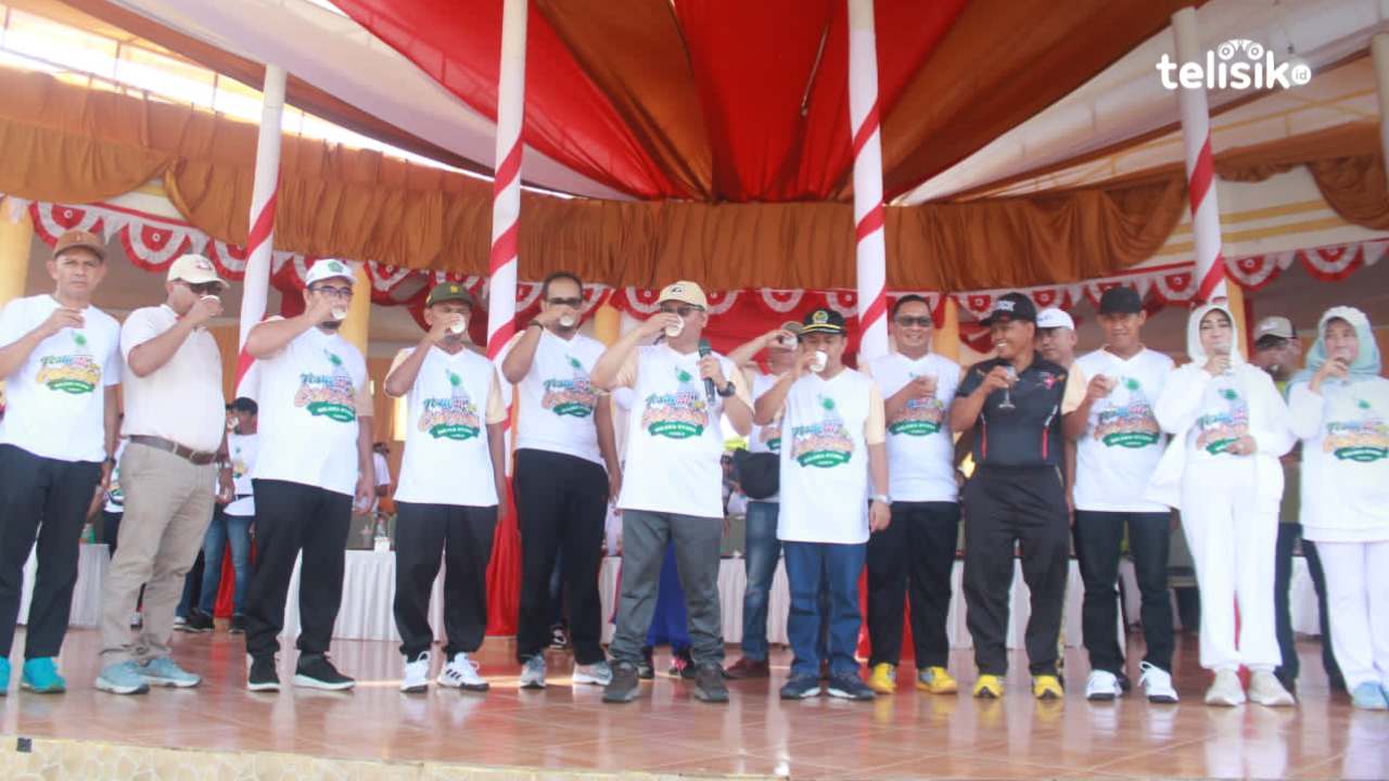 Pimpinan Pemda Kolaka Utara meriahkan Festival Coklat di alun-alun Kota Lasusua. Foto: Muh Risal/Telisik
