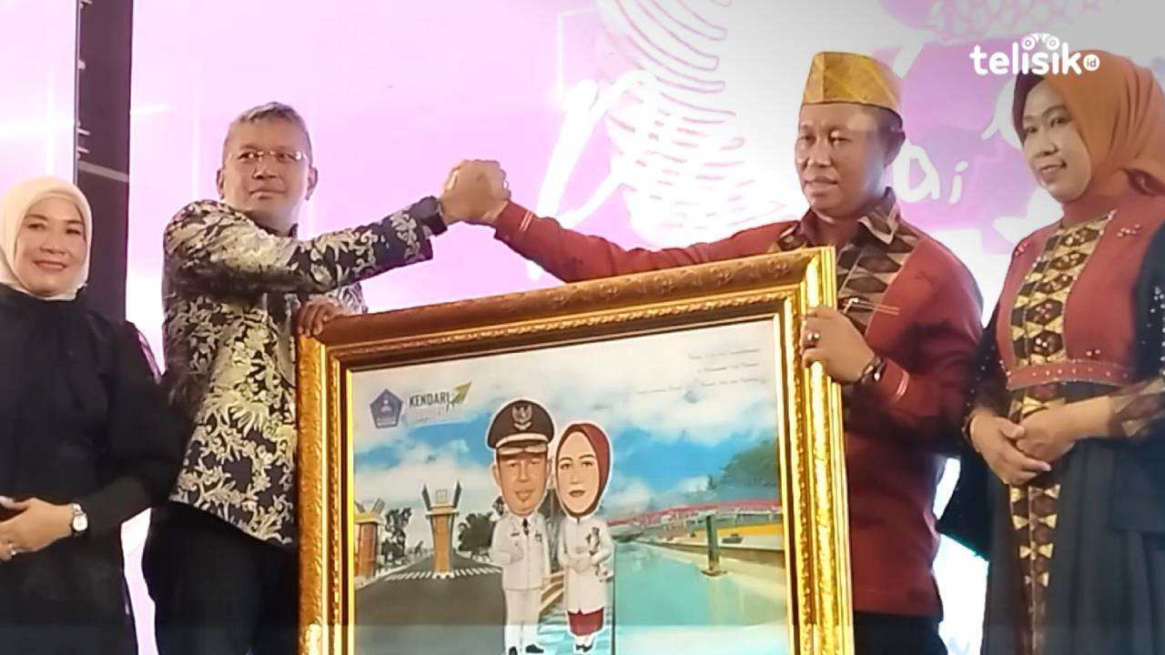 Penyerahan cenderamata dari Pj Wali Kota Kendari pada Pj Bupati Bogor, Asmawa Tosepu, yang juga mantan Pj Wali Kota Kendari. Foto: Rosmawati/Telisik