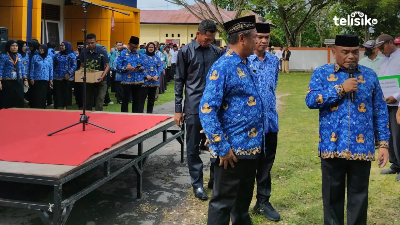 Pj Bupati Muna Barat, La Ode Butolo, menginstruksikan untuk melakukan pembersihan lingkungan di tiap wilayah untuk menghindari banjir. Foto: Putri Wulandari/Telisik