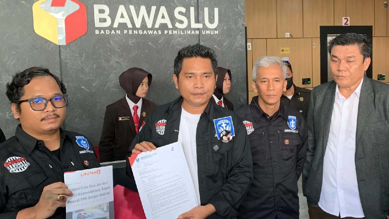 Jaringan Aktivis Nasional Gerakan Angkatan Muda Kristen Indonesia Ganjar-Mahfud saat melaporkan dugaan pelanggaran Presiden Jokowi ke Bawaslu RI, Jakarta, Jumat (26/1/2024). Foto: Ist.