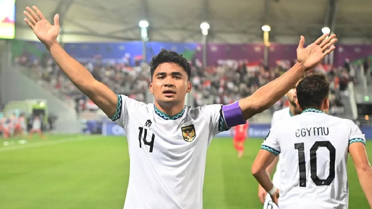 Kapten Timnas Indonesia, Asnawi Mangkualam Bahar, usai mencetak gol ke gawang Vietnam di penyisihin Grup D Piala Asia 2023 di Stadion Abdullah Bin Khalifah, Doha, Qatar, Jumat (19/1/2024) malam. Foto: Antara