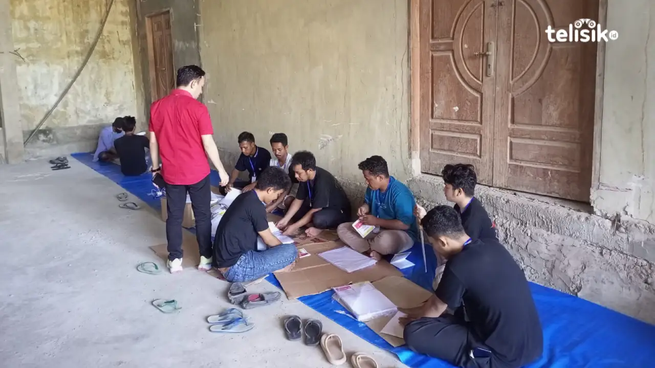 Suasana penyortiran dan pelipatan surat suara yang langsung diawasi oleh Ketua KPU Buton Selatan di gudang logistik Pemilu untuk eilayah Buton Selatan. Foto: Ali Iskandar Majid/Telisik