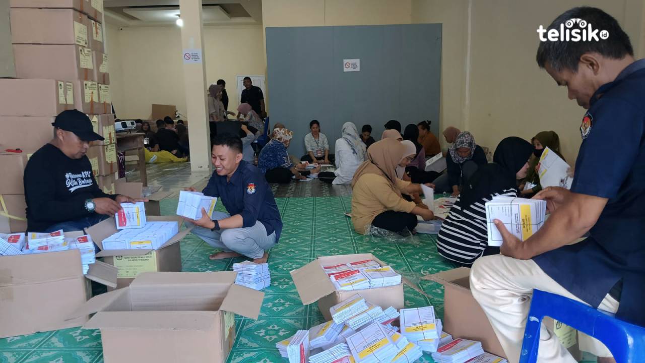 Pelipatan surat suara Pemilu 2024 ditargetkan tuntas dalam 15 hari dan melibatkan 70 tenaga pelipat. Foto: Sigit Purnomo/Telisik