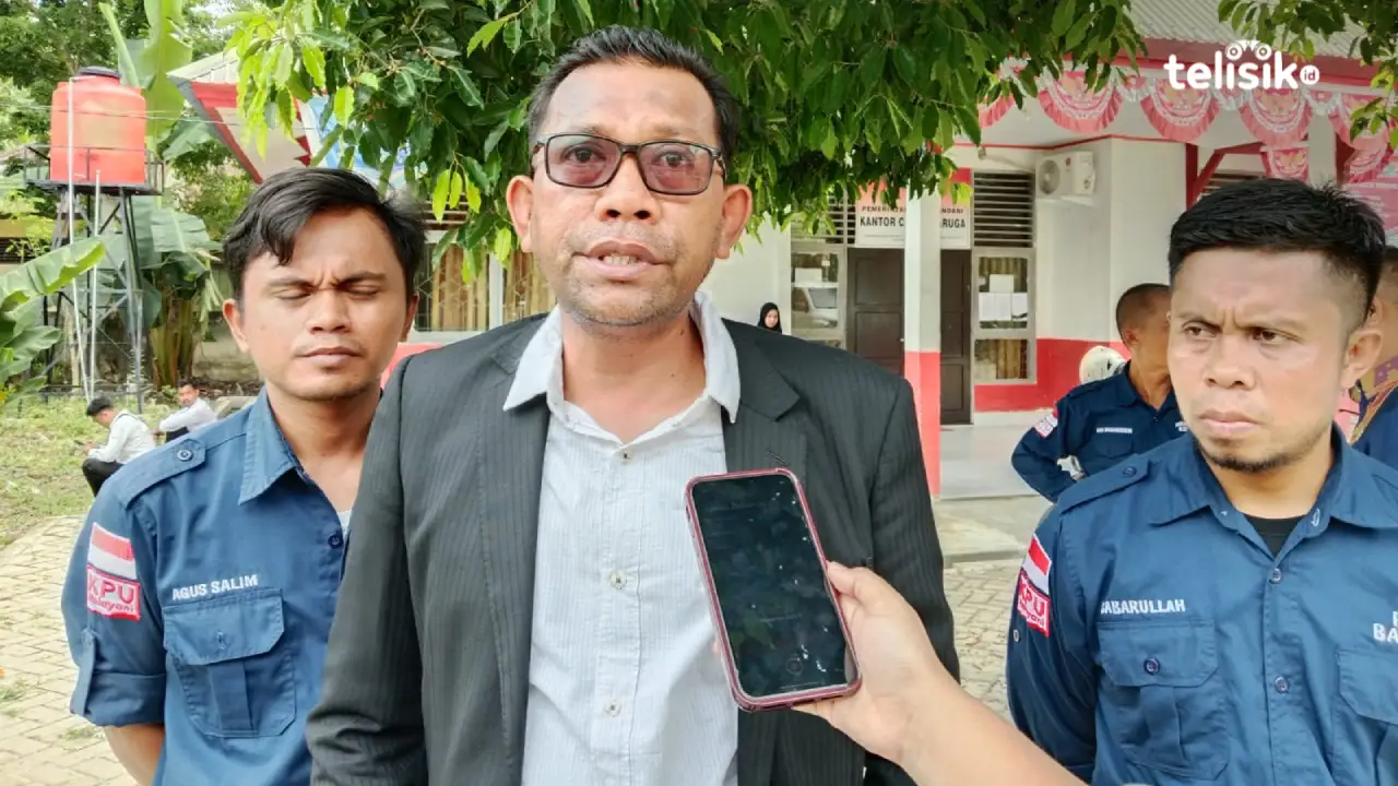 Komisioner KPU sekaligus Ketua Divisi Penyelenggaran Pemilu dan Pemilihan, La Ode Hermanto, menyampaikan besarnya tanggung jawab anggota KPPS dalam penanganan pemilu. Foto: Nur Khumairah/Telisik