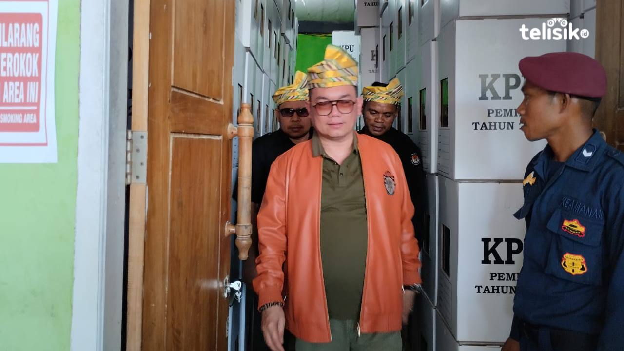 Komisioner KPU RI, Parsadaan Harahap mengecek langsung gudang logistik di KPU Muna Barat. Foto: Putri Wulandari/Telisik